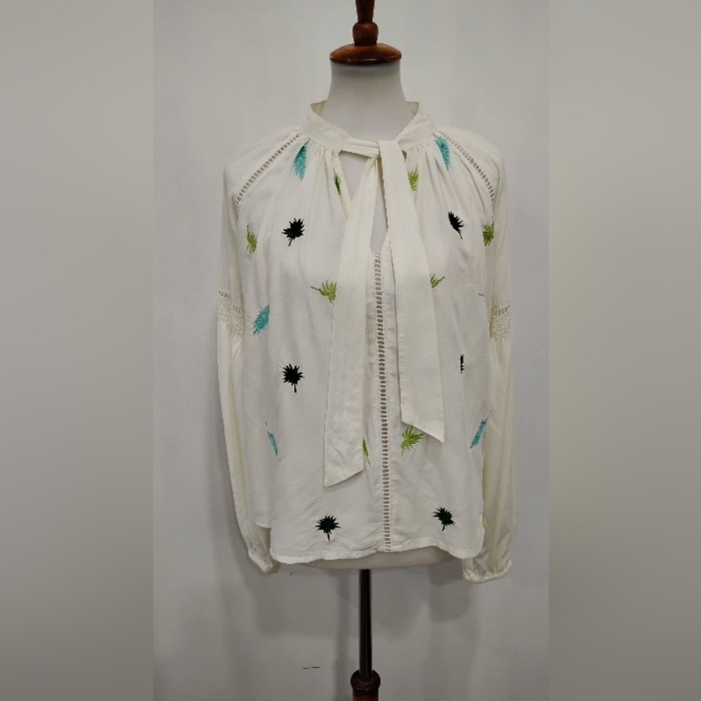 AMERICA & BEYOND BLOUSE - Picture 8 of 10
